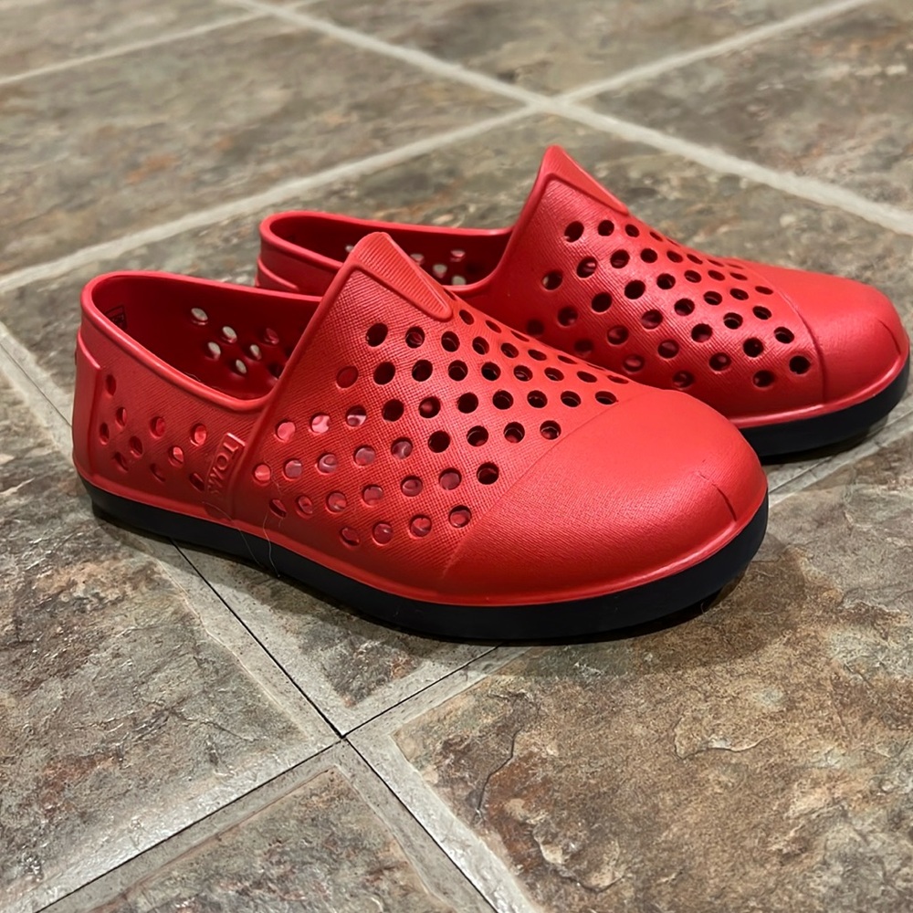 TOMS slip on shoe Kids size 11